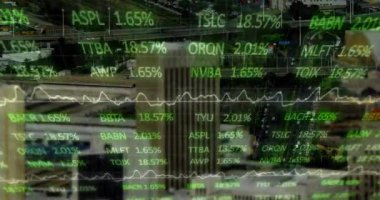 Şehir manzarası üzerinde finansal veri işleme animasyonu. küresel iş, finans ve veri işleme kavramı dijital olarak oluşturulmuş video.
