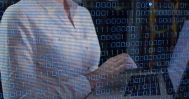 Tablet sunucu odasını kullanan beyaz kadının veri işleme animasyonu. Bulut hesaplama, dijital arayüz ve güvenlik konsepti dijital olarak oluşturulmuş video.