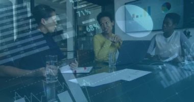 Ofiste konuşan çeşitli iş adamlarının veri işleme animasyonları. Küresel iş ve dijital arayüz kavramı dijital olarak oluşturulmuş video.