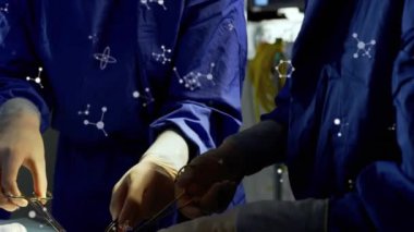 Cerrahlar üzerinde molekül animasyonu. küresel tıp, bilim ve veri işleme kavramı dijital olarak oluşturulmuş video.