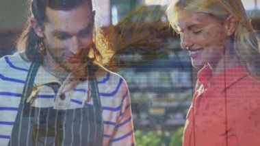 Finansal grafiklerin, marketteki mutlu beyaz erkek satıcı ve kadın müşteri üzerine animasyonu. ekonomi, finans, alışveriş ve dijital olarak üretilen küçük bağımsız iş konsepti.