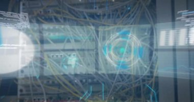 Sunucu üzerinde hareket eden dijital ekranlarda veri işleme animasyonu. bilgisayarlar, ağ, veri işleme, iletişim ve teknoloji konsepti dijital olarak oluşturulmuş video.