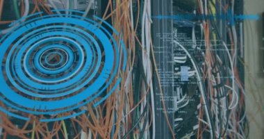 Bilgisayar sunucusundaki kablolar üzerinden yapılan taramaların animasyonu. küresel hesaplama ve veri işleme kavramı dijital olarak oluşturulmuş video.