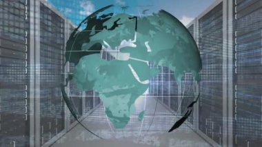 Sunucu odasında veri işleme ve küre animasyonu. küresel iş ve dijital arayüz kavramı dijital olarak oluşturulmuş video.