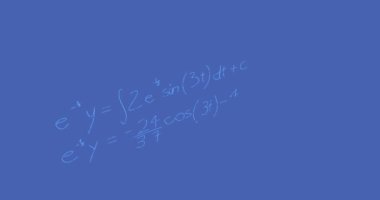 Mavi arkaplanda matematiksel denklemlerin animasyonu. küresel bilim ve dijital arayüz kavramı dijital olarak oluşturulmuş video.