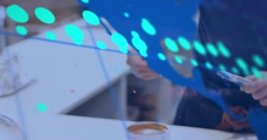 Ödeme terminalini kullanan insanların dijital arayüzünün animasyonu. Dijital olarak oluşturulmuş küresel bağlantılar, veri işleme ve dijital arayüz kavramı.