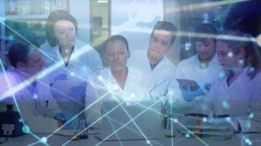 Laboratuvarda konuşan çeşitli bilim adamları üzerinden bağlantı ağının animasyonu. küresel bilim ve dijital arayüz kavramı dijital olarak oluşturulmuş video.