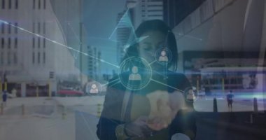 Bulutlar üzerindeki bağlantıların ve akıllı telefonlu iki ırklı iş kadınının animasyonu. İş, ağ, bağlantılar ve iletişim konsepti dijital olarak oluşturulmuş video.