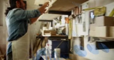 Marangozluk atölyesinde alet arayan beyaz adam üzerine finansal grafiklerin animasyonu. Marangozluk, el işleri ve dijital olarak üretilen küçük işletme konsepti.