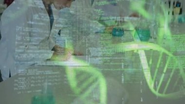 Laboratuvardaki çeşitli bilim adamları üzerinde DNA iplikçiklerinin ve veri işlemesinin animasyonu. küresel bilim, veri işleme ve bağlantı konsepti dijital olarak oluşturulmuş video.