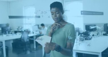 Afro-Amerikan iş kadınının ofisinde veri işleme animasyonu. Küresel iş ve dijital arayüz kavramı dijital olarak oluşturulmuş video.