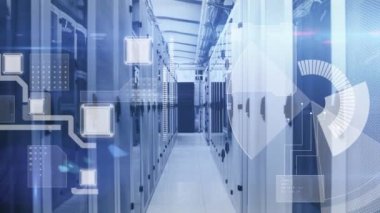 Boş bilgisayar sunucu odasına karşı veri işleme ile dijital arayüz. Bilgisayar arayüzü ve iş veri depolama teknolojisi kavramı