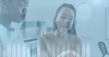 Ofiste konuşan çeşitli iş adamlarının veri işleme animasyonları. Küresel iş ve dijital arayüz kavramı dijital olarak oluşturulmuş video.