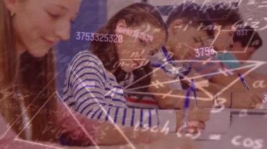 Matematiksel formüllerin sınıftaki öğrenciler üzerinde canlandırılması. eğitim ve öğrenme kavramı dijital olarak oluşturulmuş video.