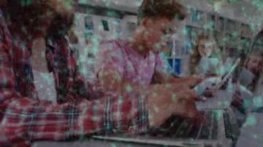 Okulda okuyan ve öğrenen çeşitli okul çocukları arasında bağlantı ağının animasyonu. küresel bağlantılar, ağlar ve eğitim konsepti dijital olarak oluşturulmuş video.