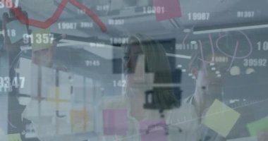 Ofisteki çeşitli iş adamları üzerinde finansal veri işleme animasyonu. küresel iş, finans ve dijital arayüz kavramı dijital olarak oluşturulmuş video.