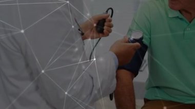 Kafkas erkek doktor ve hasta konuşmaları üzerinden bağlantı ağının animasyonu. küresel bilim ve dijital arayüz kavramı dijital olarak oluşturulmuş video.