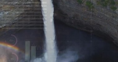 Finansal grafiklerin ve şelale üzerindeki verilerin animasyonu. küresel ekonomi, finans, sürdürülebilirlik ve doğa konsepti dijital olarak oluşturulmuş video.