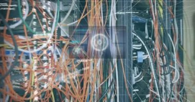 Dijital ekranda ve bilgisayar kablolarında veri işleme animasyonu. bilgisayarlar, ağ, veri işleme ve dijital arayüz kavramı dijital olarak oluşturulmuş video.