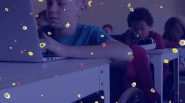 Okulda dizüstü bilgisayar kullanan beyaz bir çocuğun üzerine düşen meyvelerin animasyonu. Dijital olarak oluşturulan programlama, okul, eğitim ve teknoloji konsepti.