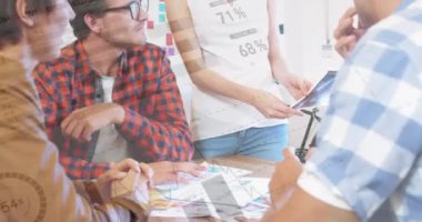 Çeşitli iş adamları üzerinde finansal veri işleme animasyonu. küresel iş, finans, dijital arayüz ve bağlantılar konsepti dijital olarak oluşturulmuş video.