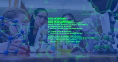 Çeşitli okul çocukları ve öğretmenler üzerinde veri işleme ve kimyasal formüllerin animasyonu. küresel bilim, veri işleme ve dijital arayüz kavramı dijital olarak oluşturulmuş video.