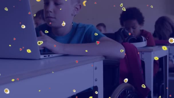 在学校用笔记本电脑在高加索男孩身上画水果坠落的动画 节目制作 教育和技术概念数字制作视频 — 图库视频影像