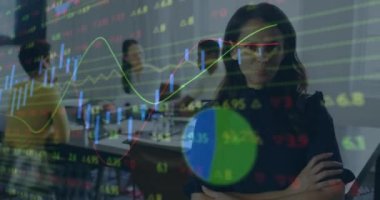 Ofiste konuşan çeşitli iş adamlarının veri işleme animasyonları. Küresel iş ve dijital arayüz kavramı dijital olarak oluşturulmuş video.