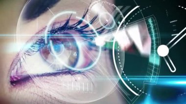 Kafkasyalı bir kadının gözü üzerinde dürbün taraması ve saat. Küresel iş ve dijital arayüz kavramı dijital olarak oluşturulmuş video.