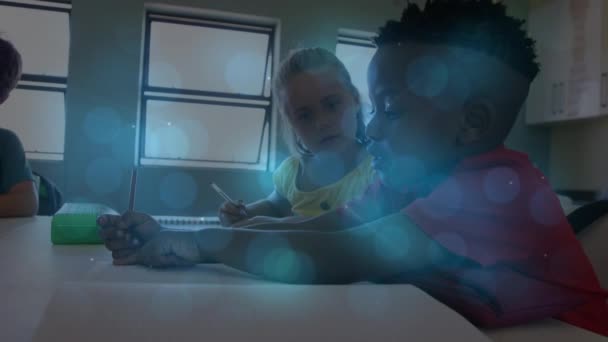 Manchas Azules Luz Contra Diversos Niños Niñas Que Estudian Juntos — Vídeo de stock