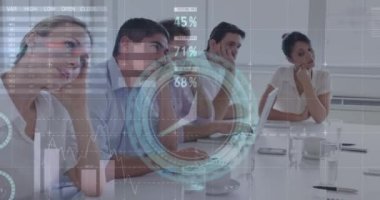 İstatistiksel veri işleme ve bir toplantıda çeşitli işadamları grubuna karşı zaman işliyor. iş verileri ve analitik teknoloji kavramı