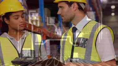 İki farklı depo çalışanı üzerinde dijital veri işleme animasyonu. Küresel gönderim ve bağlantılar konsepti dijital olarak oluşturuldu.