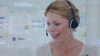 Kafkasyalı kadın danışman üzerinden bağlantı ağının animasyonu. iş, bağlantılar, çağrı merkezi ve teknoloji konsepti dijital olarak oluşturulmuş video.