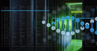 Sunucu odasındaki veri işleme ve DNA iplikçiklerinin animasyonu. Küresel iş ve dijital arayüz kavramı dijital olarak oluşturulmuş video.