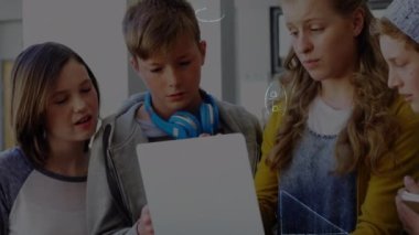 Matematiksel formüllerin sınıftaki öğrenciler üzerinde canlandırılması. eğitim ve öğrenme kavramı dijital olarak oluşturulmuş video.