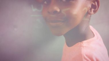 Afro-Amerikan çocuğun kameraya gülümsemesi üzerine matematik formüllerinin animasyonu. okul, eğitim ve öğrenim konsepti dijital olarak oluşturulmuş video.