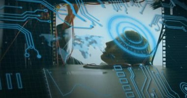 Bilgisayar kablolarını kontrol eden beyaz adamın veri işleme animasyonu. bilgisayarlar, ağ, veri işleme ve dijital arayüz kavramı dijital olarak oluşturulmuş video.