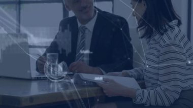 Kafkasyalı iş adamları hakkında konuşan ve çalışan bağlantıların animasyonu. küresel iş, bağlantılar ve teknoloji konsepti dijital olarak oluşturulmuş video.