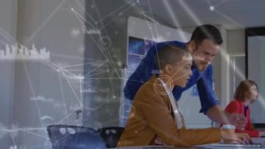 Ofiste çalışan çeşitli iş adamlarıyla olan bağlantıların animasyonu. iş, bağlantılar, işbirliği ve teknoloji konsepti dijital olarak oluşturulmuş video.