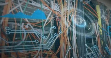 Bilgisayar sunucusu kabloları üzerinden veri işleme animasyonu. küresel bağlantılar, veri işleme ve hesaplama konsepti dijital olarak oluşturulmuş video.