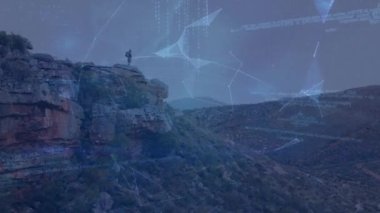 Erkek yürüyüşçü ve peyzaj üzerinde veri işleme ve küre animasyonu. veri işleme, aktif yaşam tarzı ve teknoloji konsepti dijital olarak oluşturulmuş video.