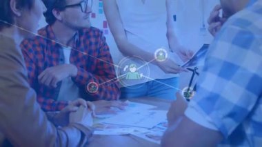 Toplantıda konuşan çeşitli iş adamlarının veri işleme animasyonları. Küresel iş ve dijital arayüz kavramı dijital olarak oluşturulmuş video.