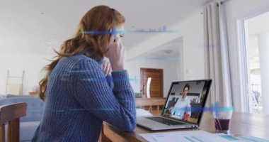 Beyaz bir kadının evinden veri işleme animasyonu, video görüşmesi. ev ofisi ve çevrimiçi çalışma teknolojisi konsepti dijital olarak oluşturulmuş video.
