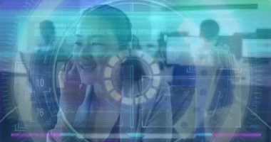Ofisteki telefon kulaklığı kullanan Asyalı iş kadını hakkında veri işleme animasyonu. Küresel iş ve dijital arayüz kavramı dijital olarak oluşturulmuş video.