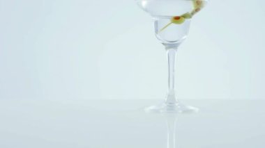 Beyaz arka planda bir bardak martini. parti, kutlama, bar, içki ve alkol konsepti.