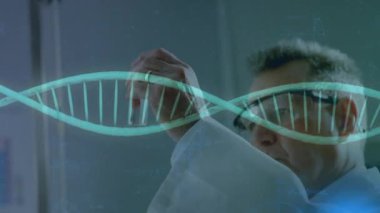DNA ipliği ve matematiksel formüllerin bilim adamı üzerinde dönmesinin animasyonu. küresel bilim, bağlantılar, veri işleme ve dijital arayüz kavramı dijital olarak oluşturulmuş video.