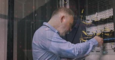 Kafkas sunucu odası çalışanı üzerinden finansal veri işleme animasyonu. küresel iş, finans ve bağlantılar konsepti dijital olarak oluşturulmuş video.