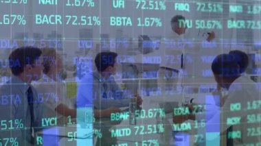 Çeşitli iş adamlarının ofiste toplanması üzerine finansal grafiklerin animasyonu. küresel iş, ekonomi, finans ve teknoloji konsepti dijital olarak oluşturulmuş video.