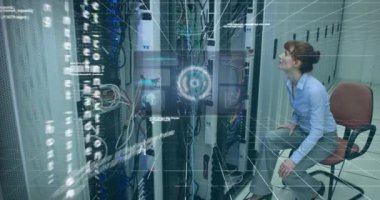 Beyaz kadının sunucuları kontrol etmesi üzerine dijital ekranda veri işleme animasyonu. Ağ, bilgisayarlar, veri işleme ve teknoloji konsepti dijital olarak oluşturulmuş video.