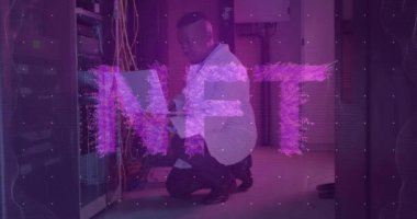 Sunucu odasında dizüstü bilgisayar kullanan Afro-Amerikan bir adamın animasyonu. Bulut hesaplama, dijital arayüz ve güvenlik konsepti dijital olarak oluşturulmuş video.